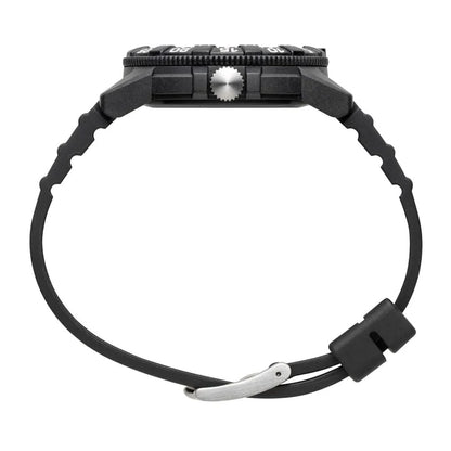 Sportklocka bakifrån: svart armband med stiftspänne och central övre boettkant