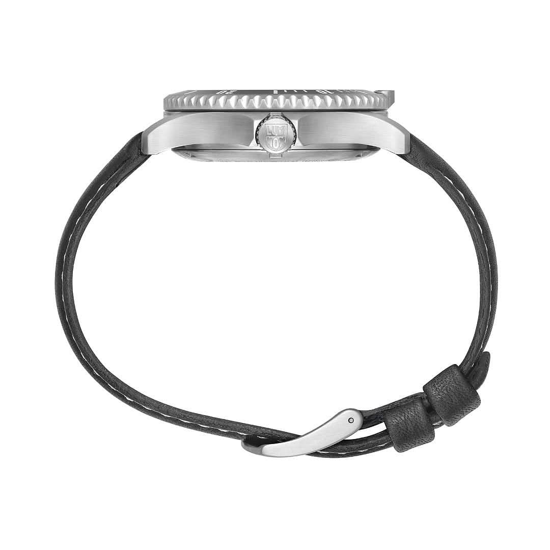 Herrarmbandsur med stålboett och svart läderarmband, baksida
