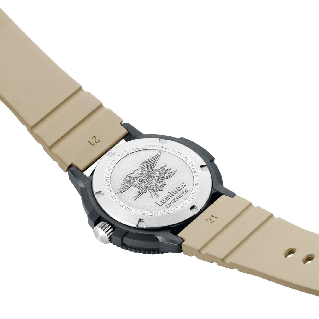 Baksidan på herrarmbandsur med beige armband och ingraverat skyddssymbol
