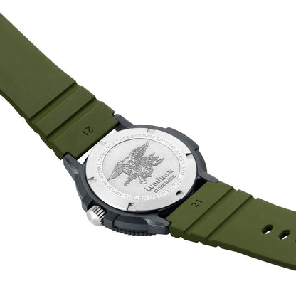 Baksida på herrarmbandsur med gravyr och vingmotiv, olivfärgat silikonarmband med hål