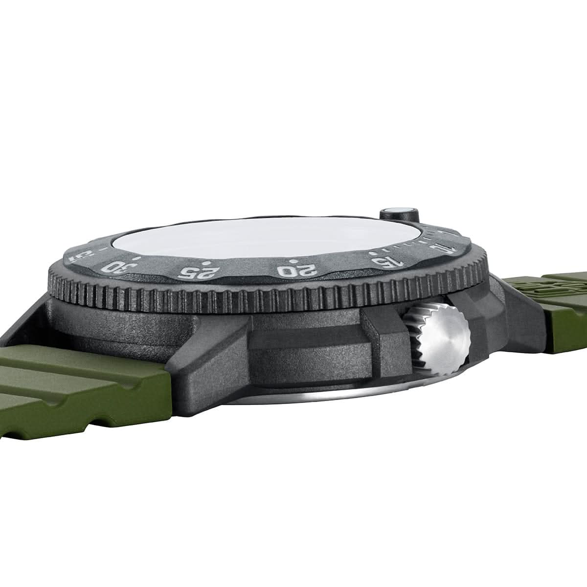 Herrklocka uppifrån med räfflad infattning, svart boett och olivfärgat armband