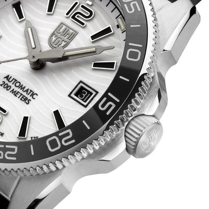Herrklocka Detaljer: räfflad infattning och krona, vit urtavla, svart armband