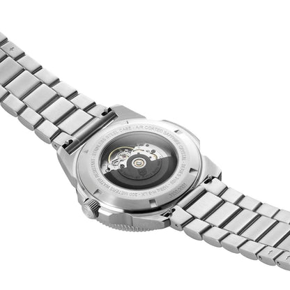 Armbandsur med synligt urverk i boettlocket och armband i rostfritt stål.