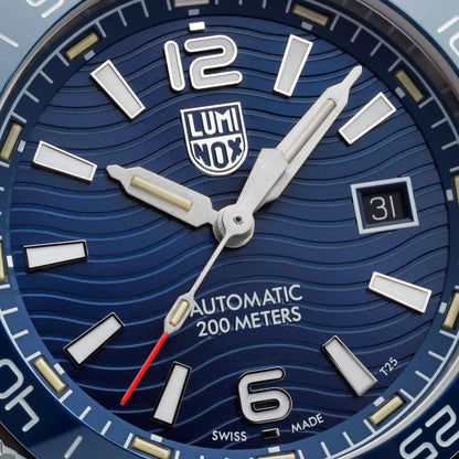 Blå urtavla på armbandsur med index, LUMINOX-logotyp, datum (31) och sekundvisare.