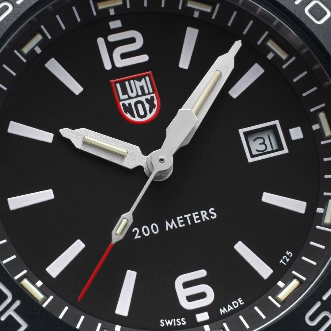 Herrklocka närbild: svart urtavla, LUMINOX-logotyp, datumfönster, självlysande visare