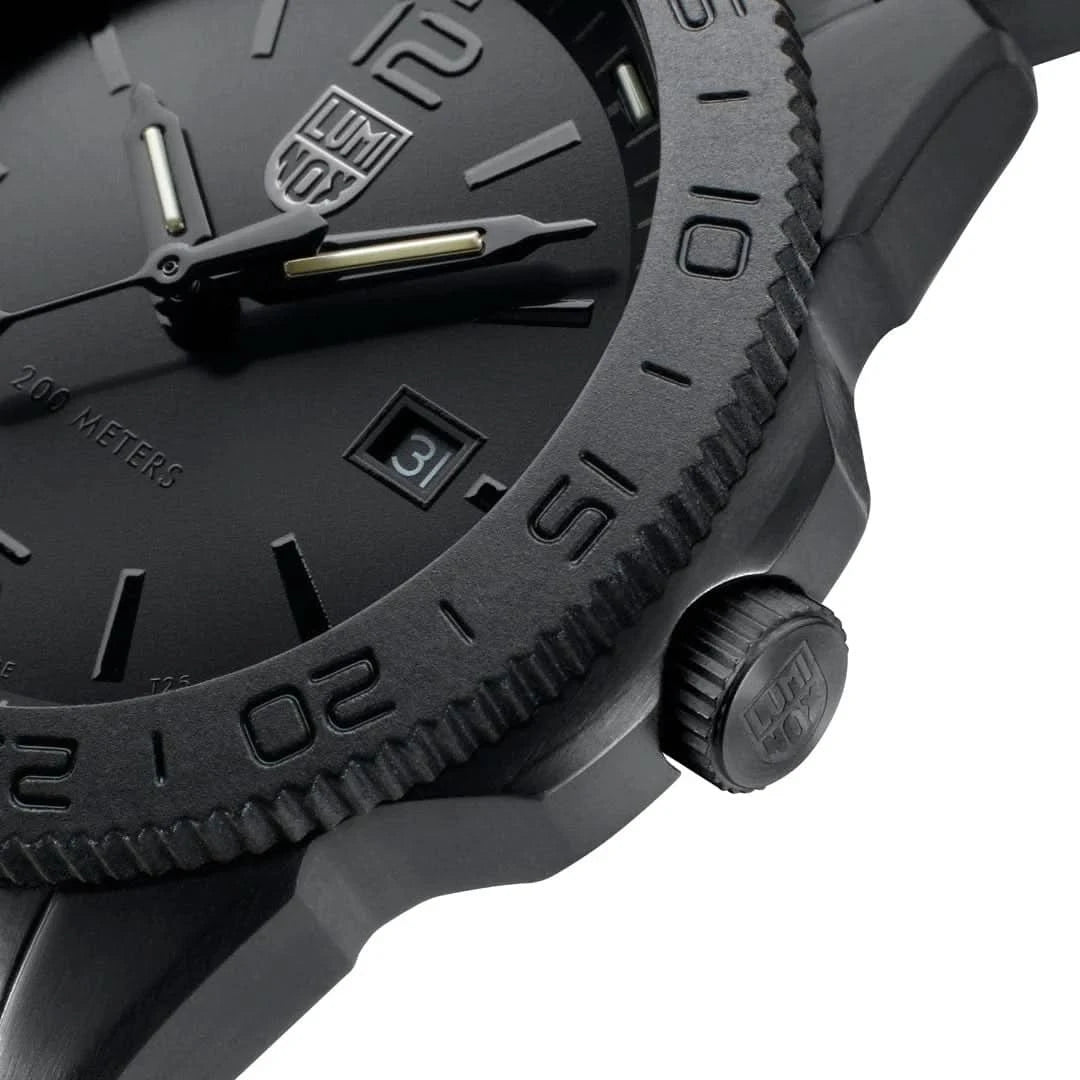 Luminox detaljer på boetten: svart ring, visare med självlysande accenter och datumfönster (3).