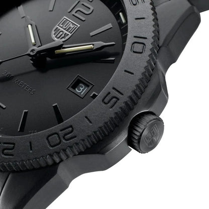 Luminox detaljer på boetten: svart ring, visare med självlysande accenter och datumfönster (3).