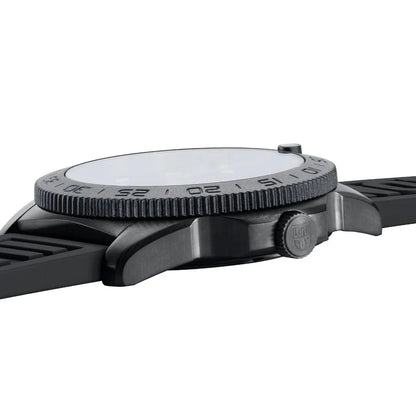 Luminox-klocka uppifrån: räfflad boettring, boett med krona.