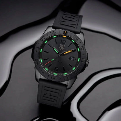 Luminox herrklocka med svart urtavla och grönlysande index, datumfönster (3).