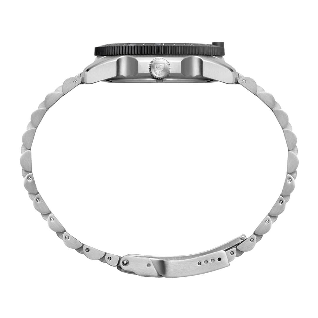 Herrklocka i detalj: armband i rostfritt stål, boettens sida med krona och räfflad ring