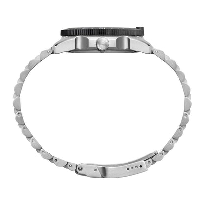 Herrklocka i detalj: armband i rostfritt stål, boettens sida med krona och räfflad ring