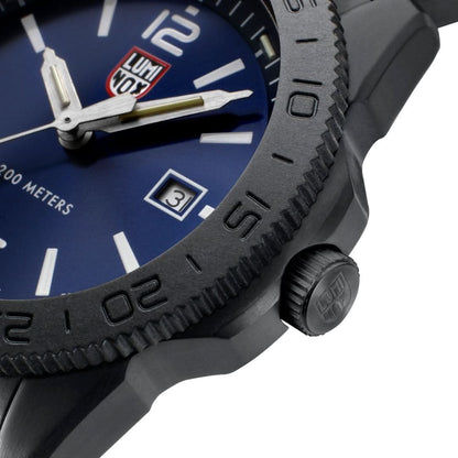 Detaljerad vy: blå dykarklocka med krona, räfflad ring och svart armband