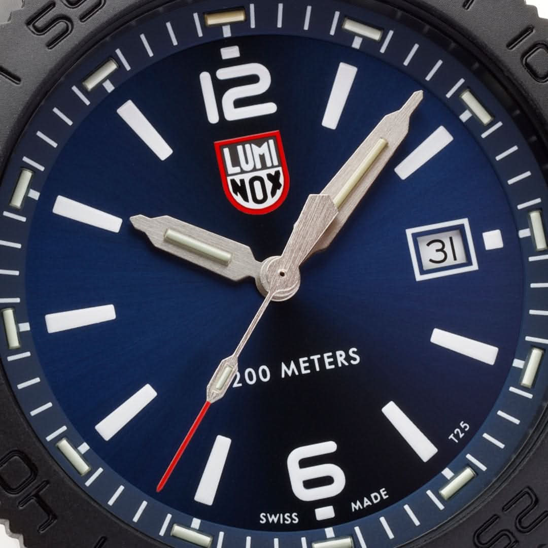 Närbild: blå dykarklocka med Luminox-logotyp, timmarkörer och datumfönster