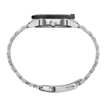 Baksida på dykarklocka med armband i rostfritt stål och räfflad ring
