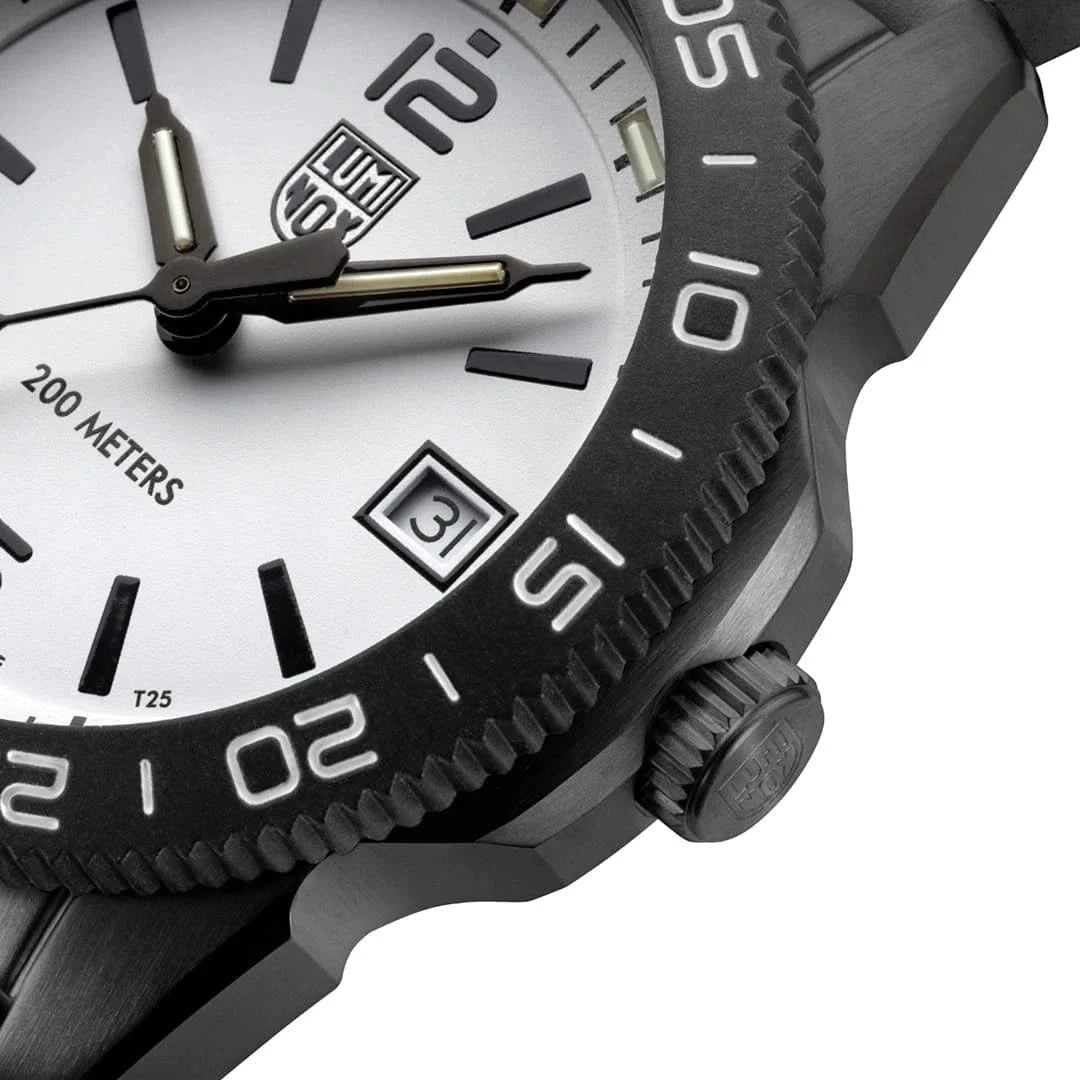 Luminox dykarur detaljer: krona och minutvisning på svart boett