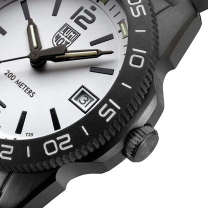 Luminox dykarur detaljer: krona och minutvisning på svart boett