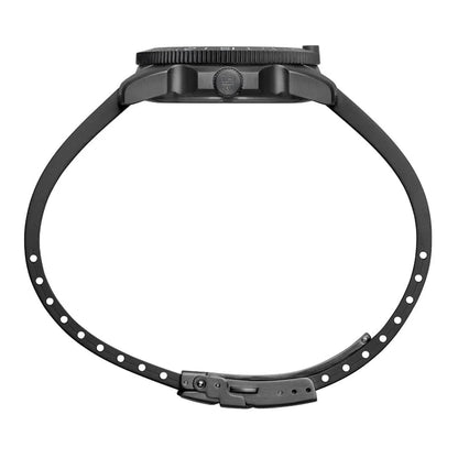 Luminox dykarklocka med svart armband, synlig baksida och fästflik