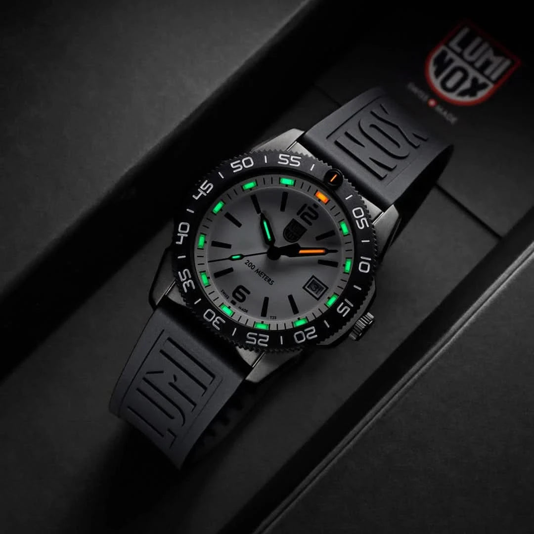 Luminox dykarklocka med svart boett och vit urtavla, färgade självlysande markörer