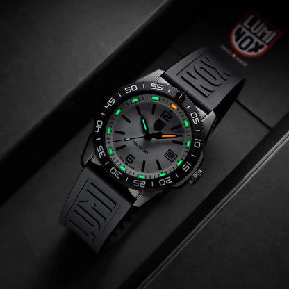 Luminox dykarklocka med svart boett och vit urtavla, färgade självlysande markörer