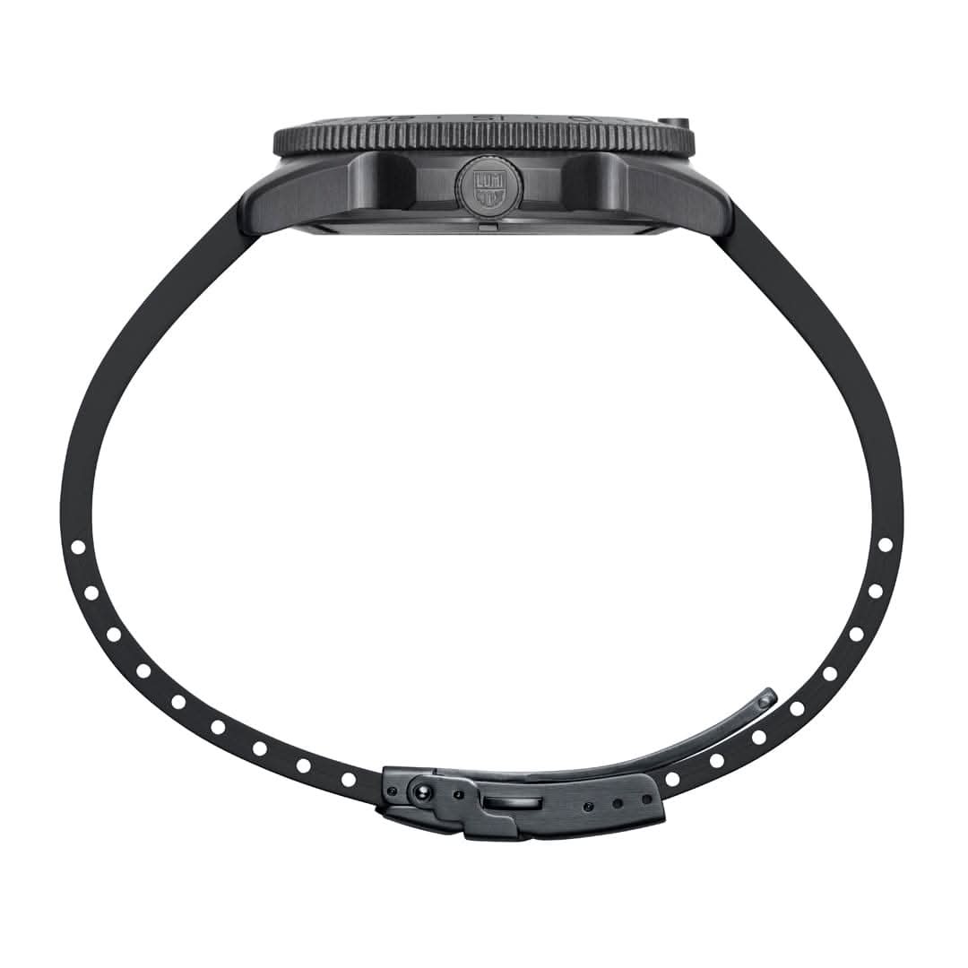 Svart armband med stiftspänne och hålrad för längdjustering