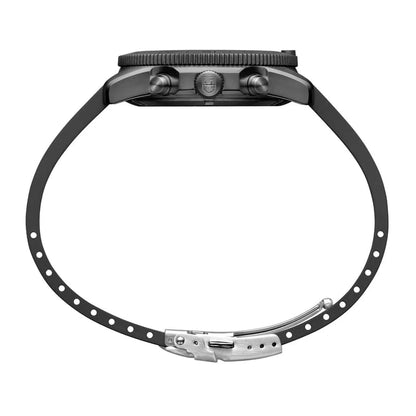 Herrarmbandsur ovanifrån: svart gummiarmband med metallspänne