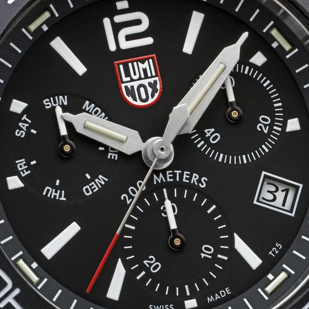 Herrklocka kronograf: Detaljerad vy svart urtavla med LUMINOX-logotyp och datum 31