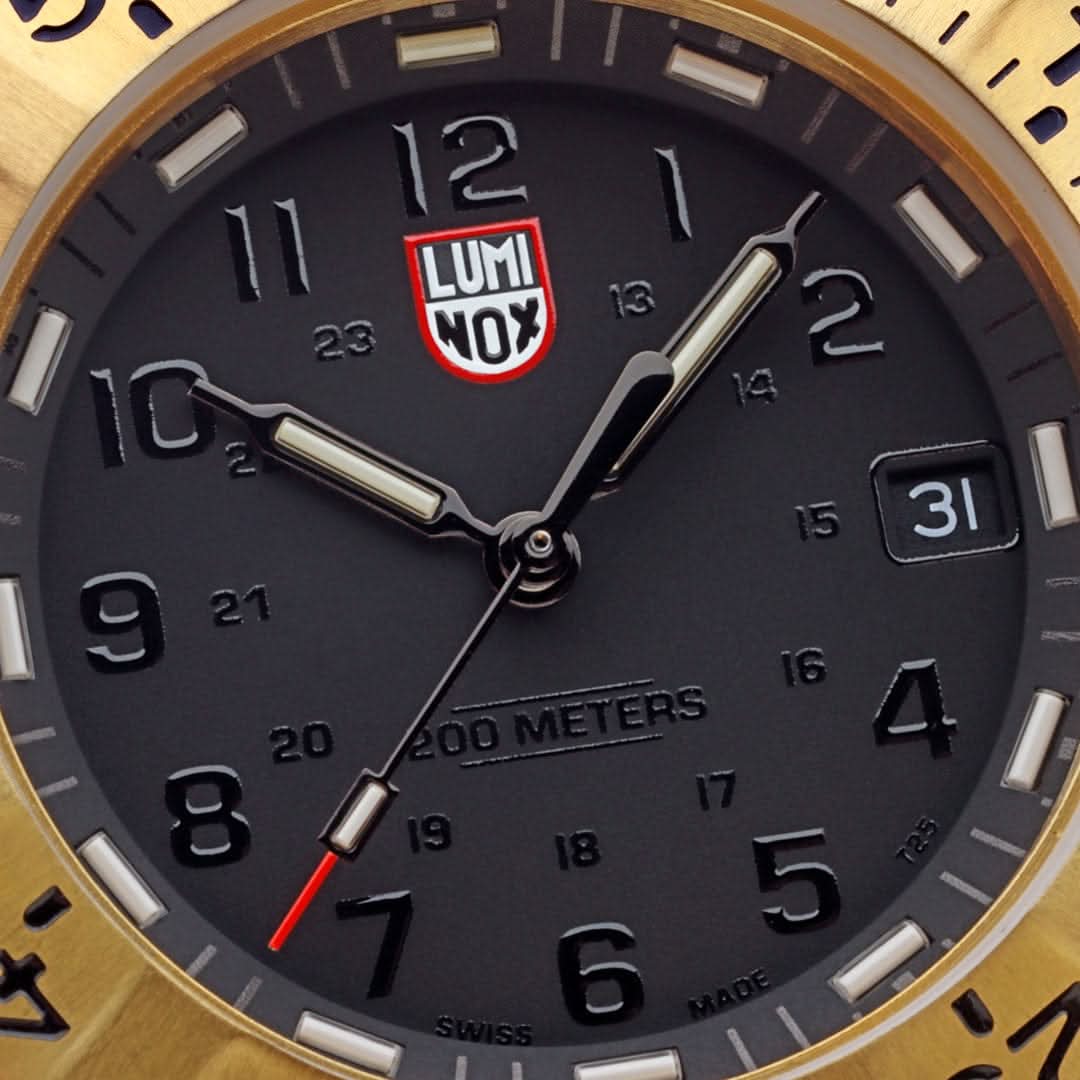 Herrur urtavla med LUMINOX-logotyp, datumfönster vid 3 och självlysande visare
