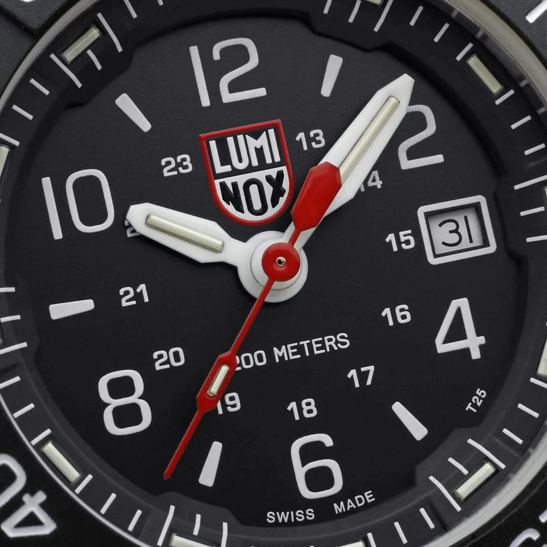 Herrarmbandsur urtavla: svart bakgrund, LUMINOX-logotyp, datumfönster och röda visare.