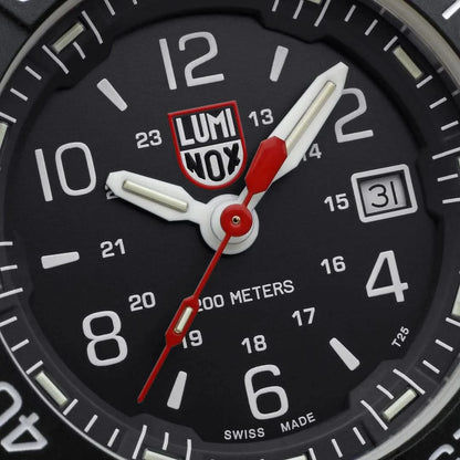 Herrarmbandsur urtavla: svart bakgrund, LUMINOX-logotyp, datumfönster och röda visare.