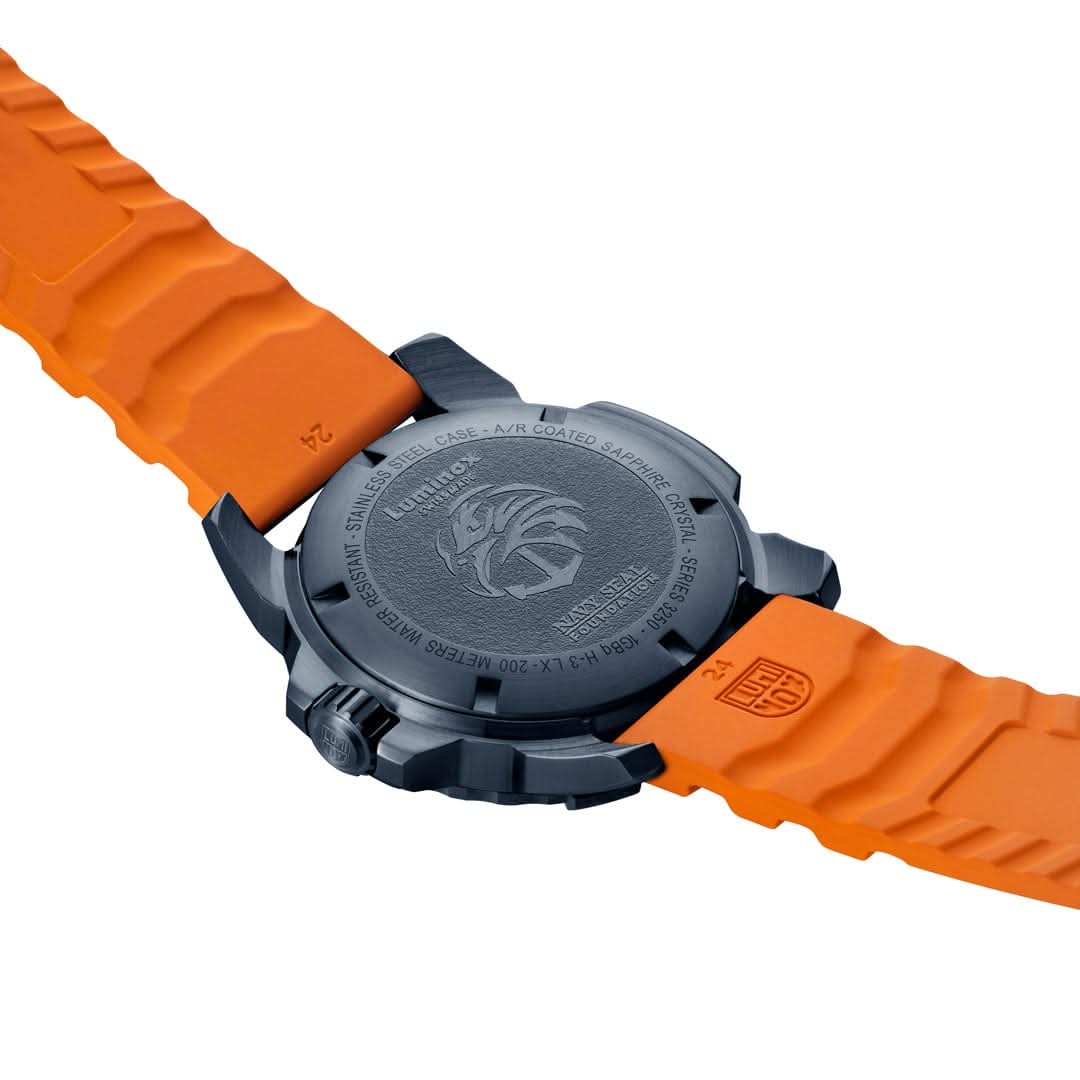 Herrarmbandsur baksida på orange gummiband med prägling