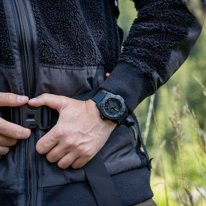 Sportklocka för handleden med svart armband och mörk urtavla.