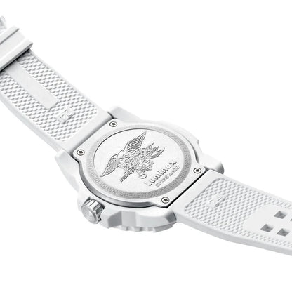"Luminox herrklocka med vitt armband och graverad bakboett med örnlogotyp"