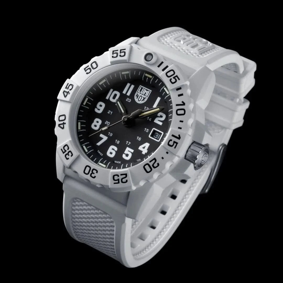 Luminox herrklocka med vitt hölje, svart urtavla och självlysande visare
