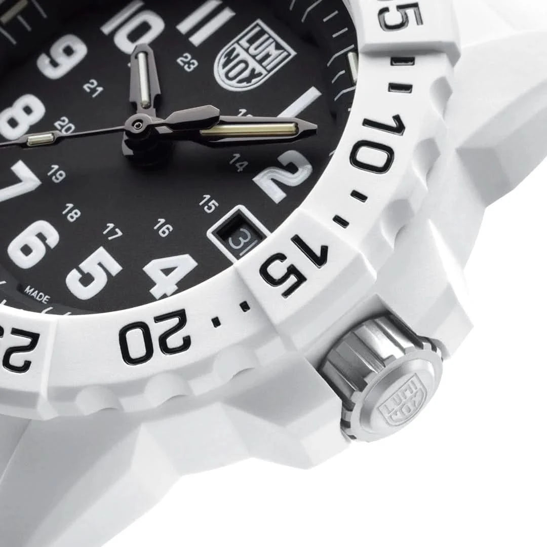 Luminox herrklocka, sidovy med räfflad ring och knappar, vit