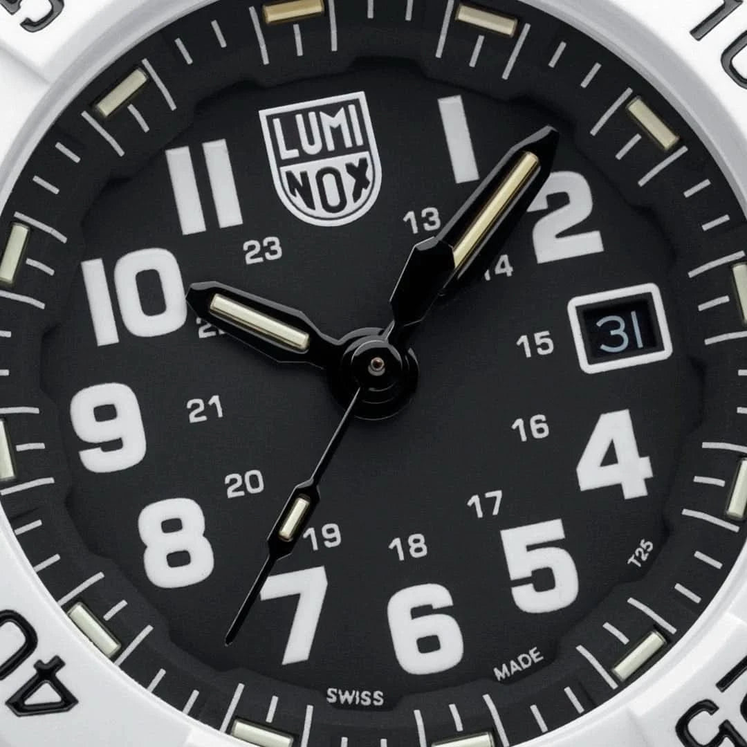 Luminox urtavla med svart skala, silvermarkeringar, guldfärgade visare, datum