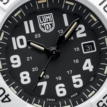 Luminox urtavla med svart skala, silvermarkeringar, guldfärgade visare, datum