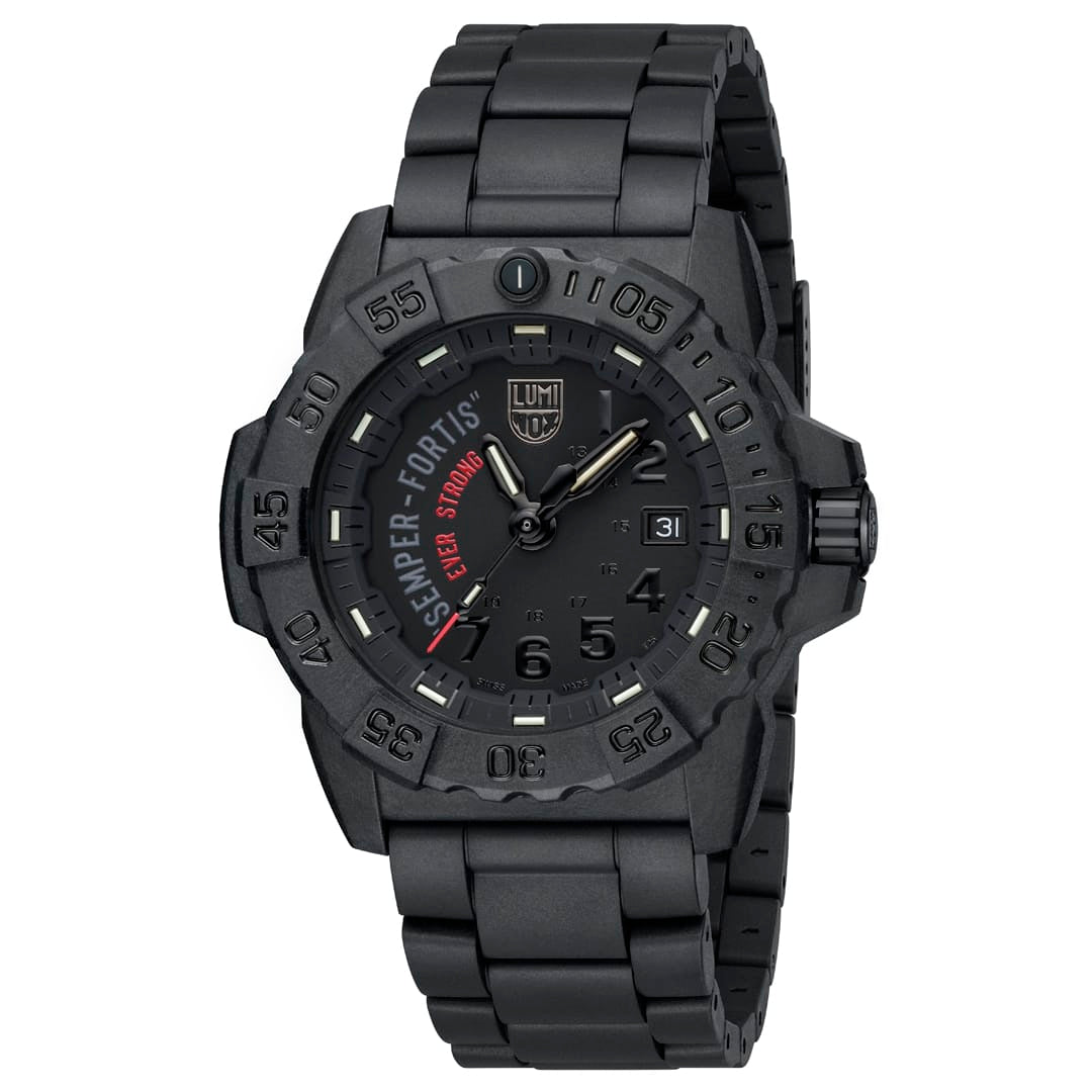 Schwarze Luminox Armbanduhr im schrägen Blick, schwarzes Zifferblatt und Leuchtindizes