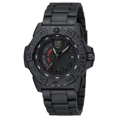 Schwarze Luminox Armbanduhr im schrägen Blick, schwarzes Zifferblatt und Leuchtindizes