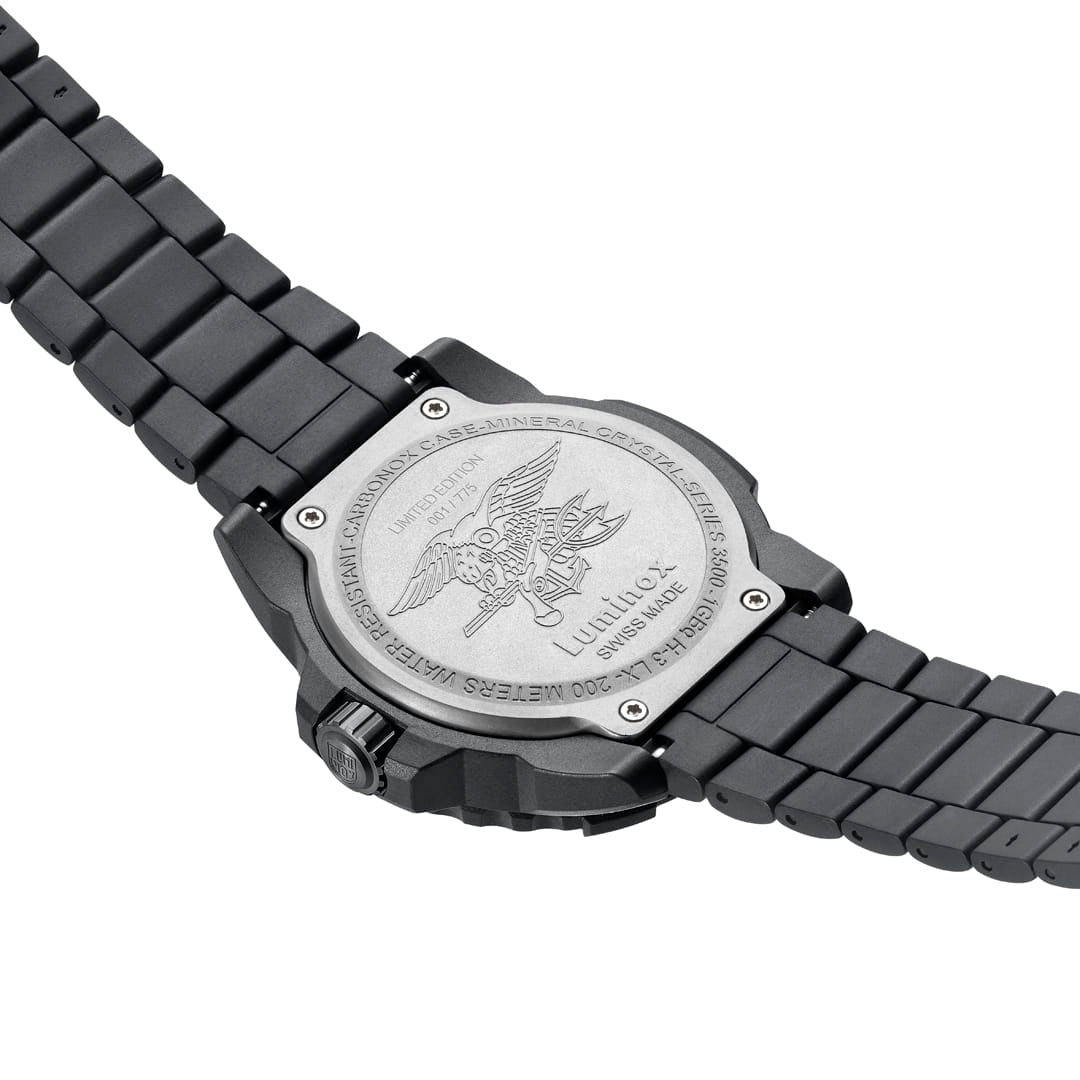 Schwarze Luminox Armbanduhr-Rückseite mit Gravurplatte und schwarzem Gliederarmband