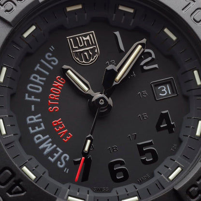 Nahaufnahme der schwarzen Luminox Armbanduhr mit goldenen Zeigern und Datum bei 31