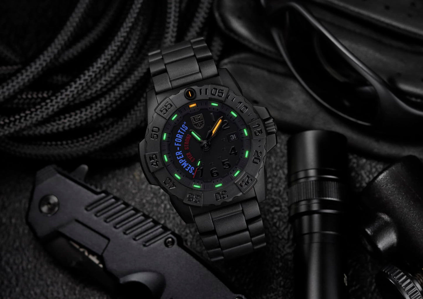 Schwarze Luminox Armbanduhr auf Ausrüstung, grün leuchtende Indizes am schwarzen Zifferblatt