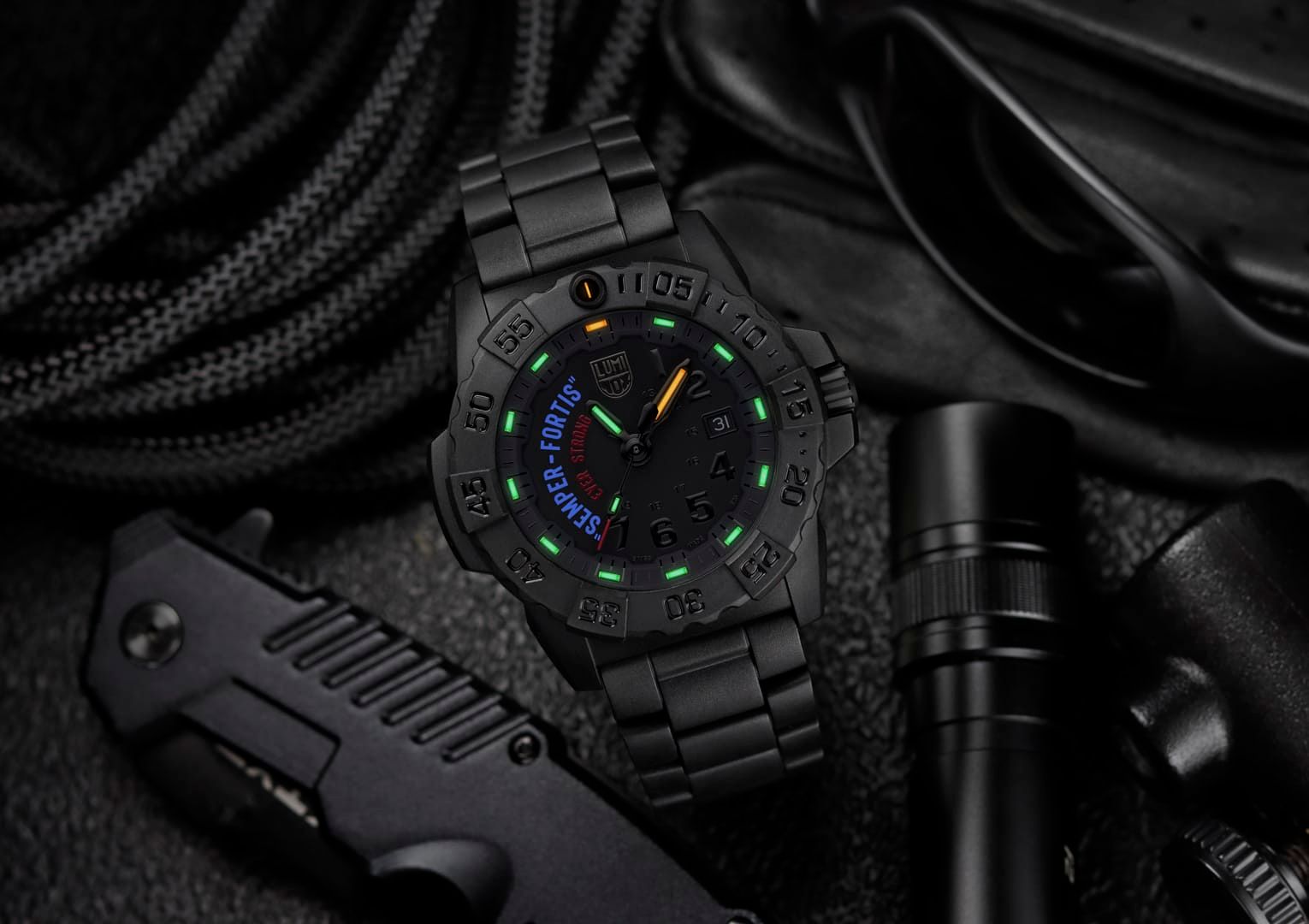 Schwarze Luminox Armbanduhr auf Ausrüstung, grün leuchtende Indizes am schwarzen Zifferblatt