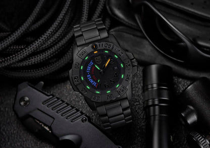 Schwarze Luminox Armbanduhr auf Ausrüstung, grün leuchtende Indizes am schwarzen Zifferblatt