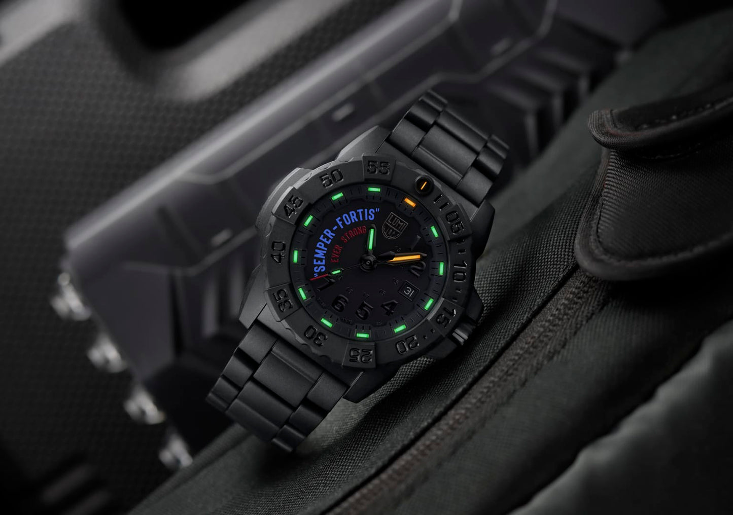 Schwarze Luminox Armbanduhr im Etui, grün leuchtende Indizes auf schwarzem Zifferblatt