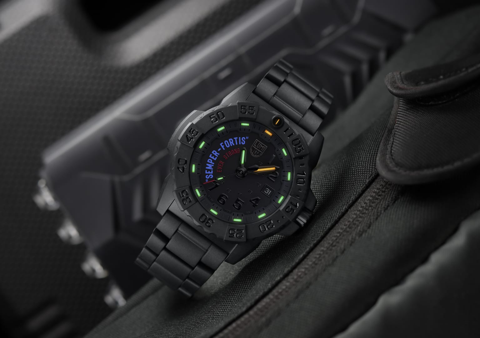 Schwarze Luminox Armbanduhr im Etui, grün leuchtende Indizes auf schwarzem Zifferblatt