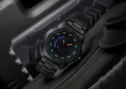 Schwarze Luminox Armbanduhr im Etui, grün leuchtende Indizes auf schwarzem Zifferblatt