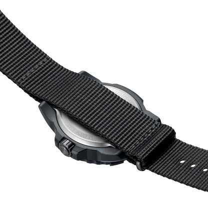 Herrklocka – detaljer: Svart textilarmband med metallboett och spänne