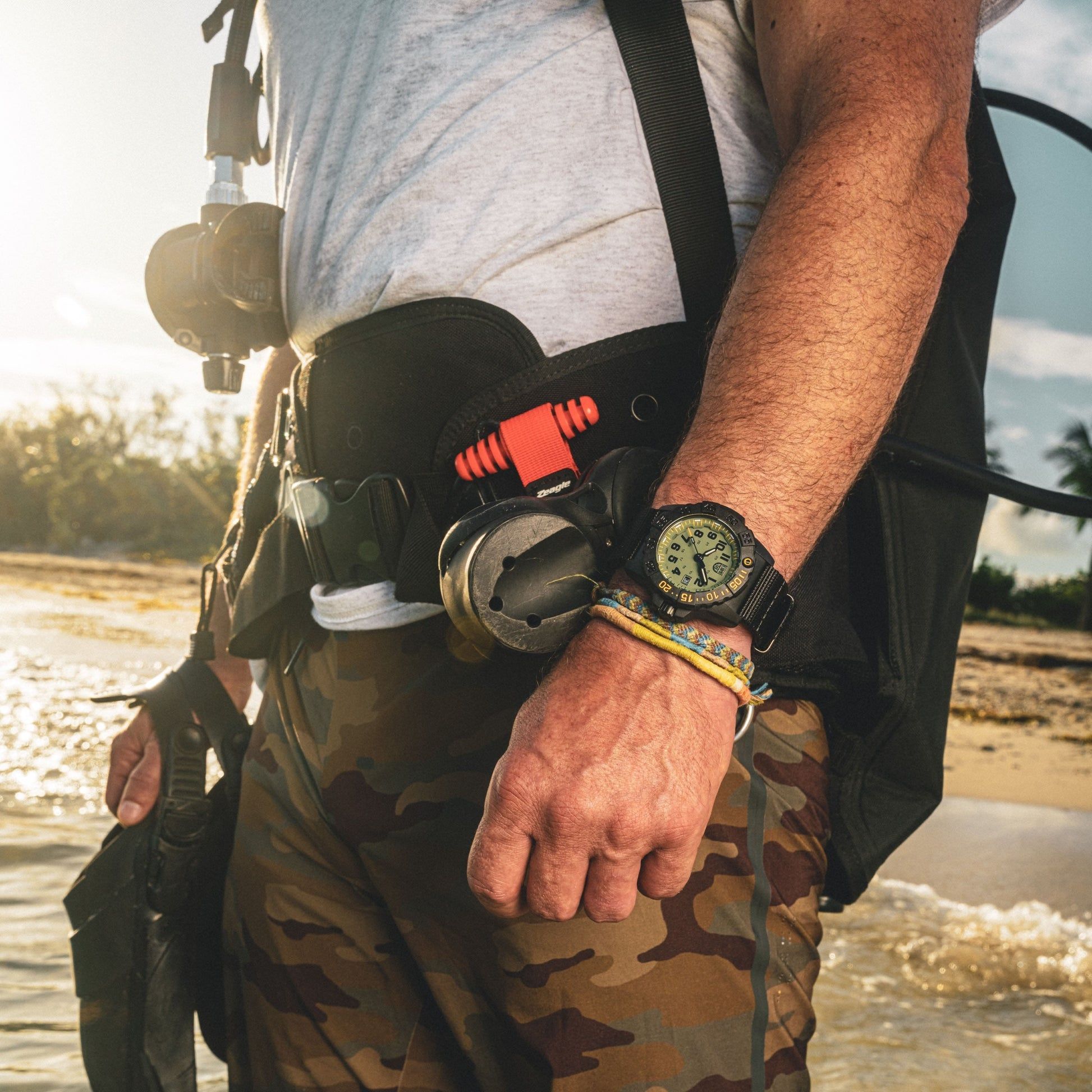 Luminox herrklocka på handleden, svart armband, synliga självlysande markeringar