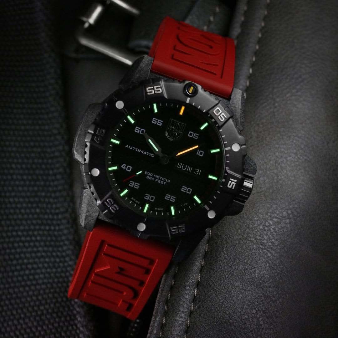 Automatisk klocka med svart urtavla, röd-svart silikonarmband och självlysande markeringar