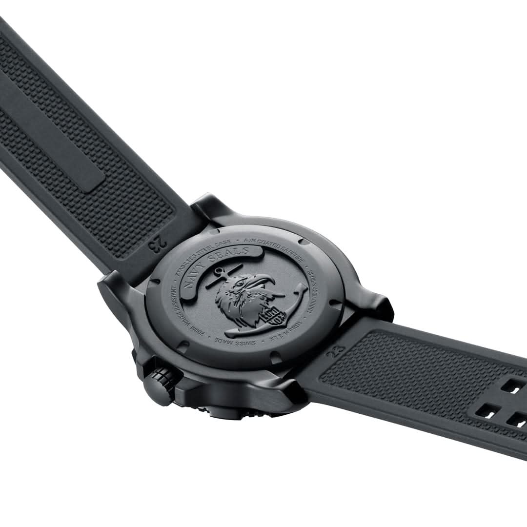 Luminox klocka baksida med Seals-emblem, svart armband med struktur